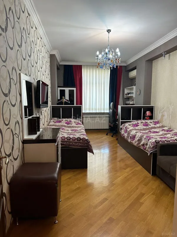 Satılır 4 otaqlı mənzil 215 m²