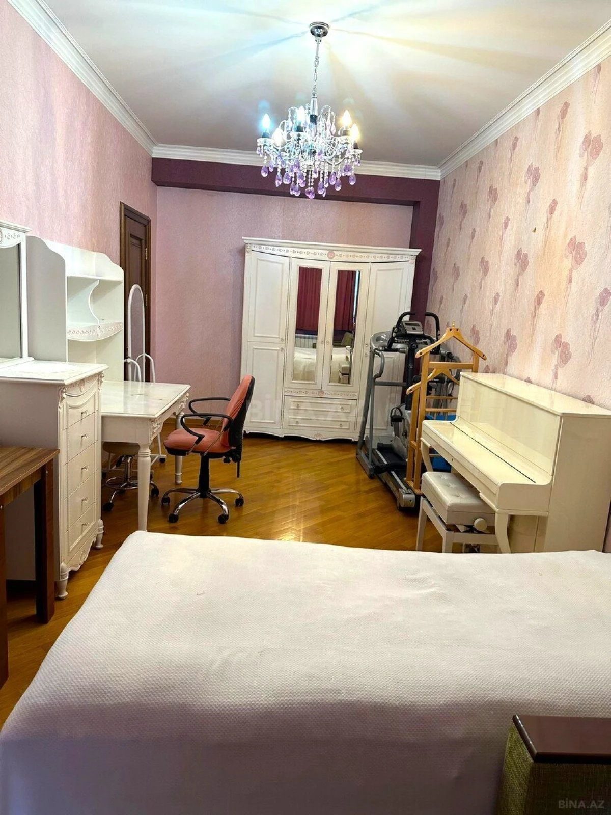Satılır 4 otaqlı mənzil 215 m²