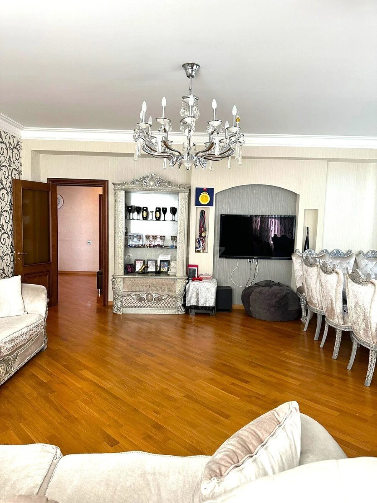 Satılır 4 otaqlı mənzil 215 m²