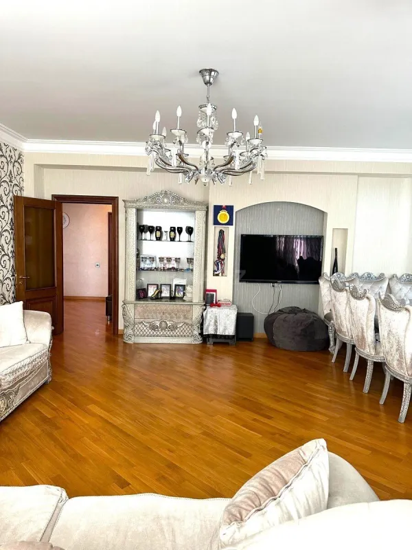 Satılır 4 otaqlı mənzil 215 m²