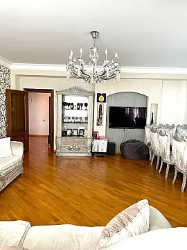 Satılır 4 otaqlı mənzil 215 m²