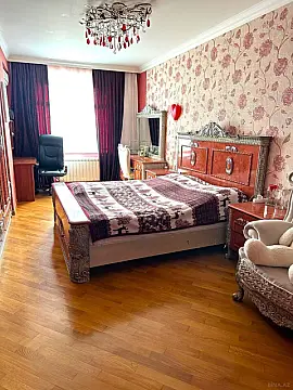 Satılır 4 otaqlı mənzil 215 m²