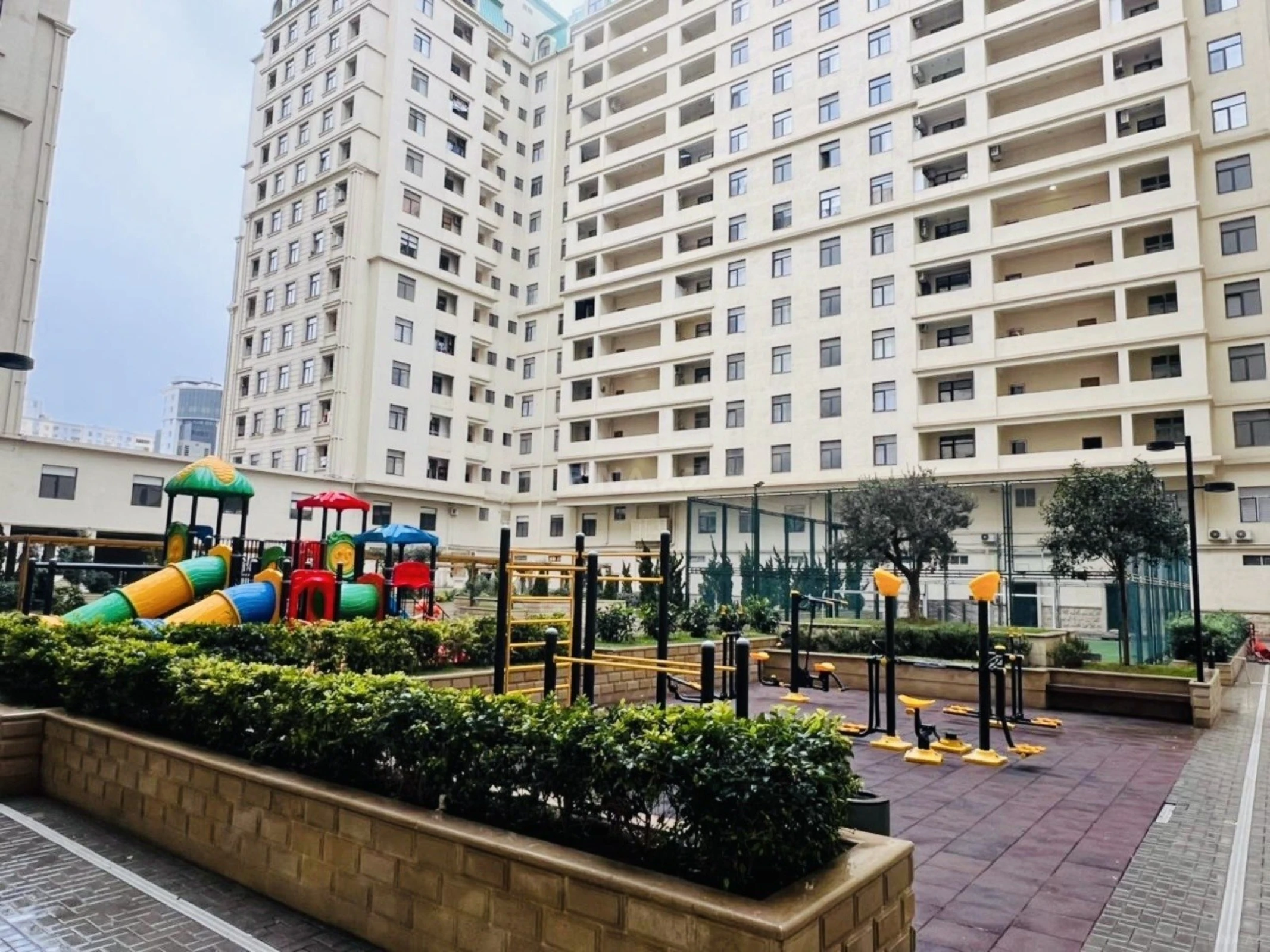 Satılır 2 otaqlı mənzil 83 m²