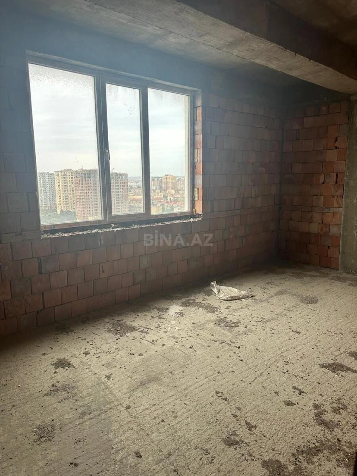 Satılır 5 otaqlı mənzil 186 m²