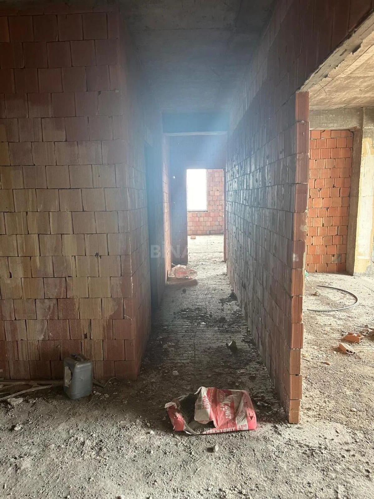 Satılır 5 otaqlı mənzil 186 m²