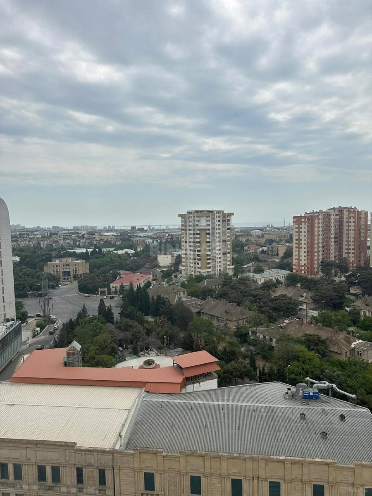 Satılır 5 otaqlı mənzil 186 m²