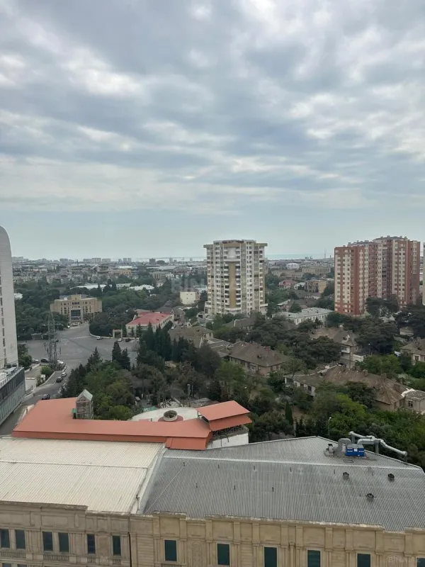 Satılır 5 otaqlı mənzil 186 m²