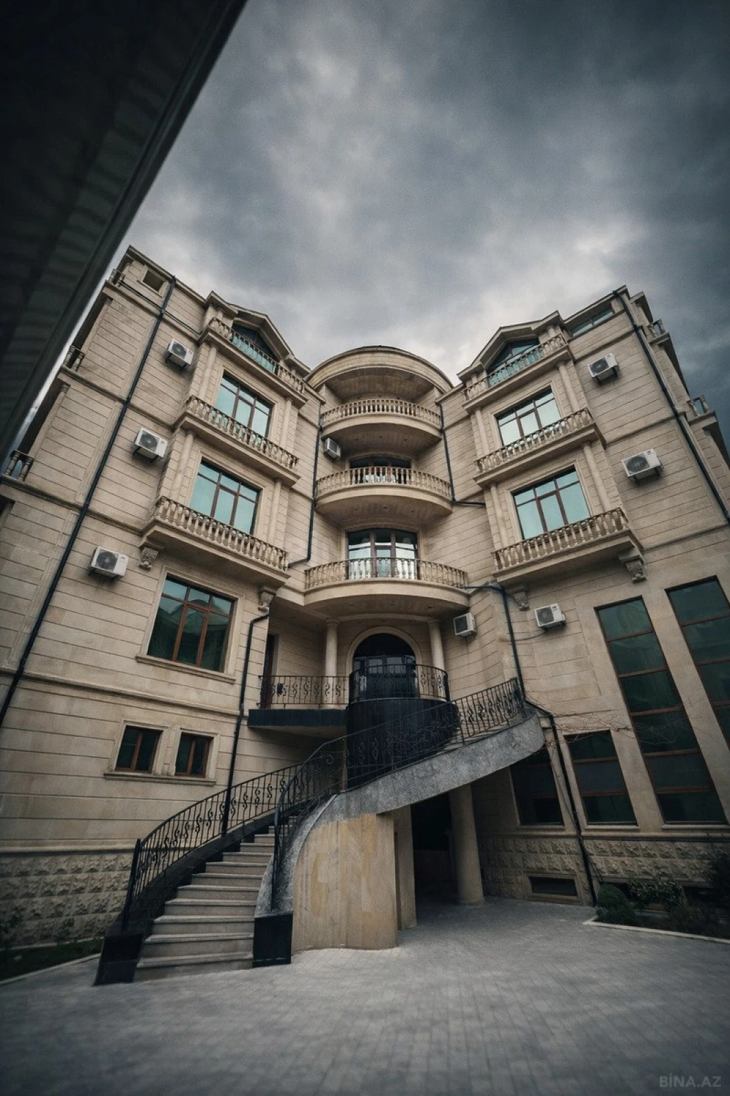 Kirayə verilir 13 otaqlı ofis 1000 m²