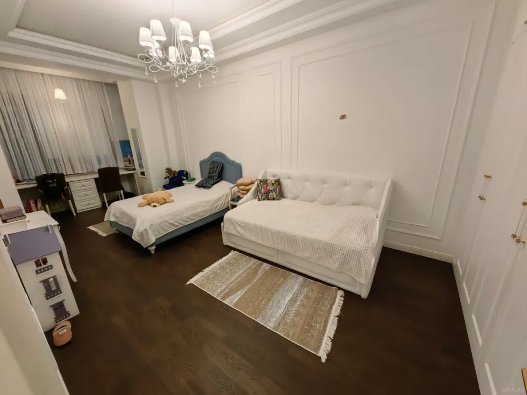 Satılır 4 otaqlı mənzil 200 m²