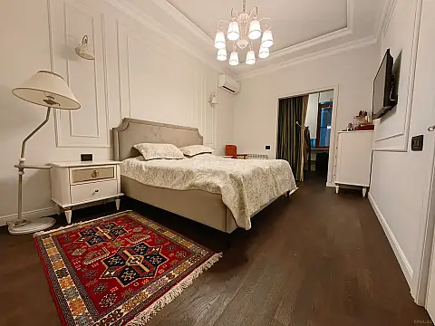 Satılır 4 otaqlı mənzil 200 m²