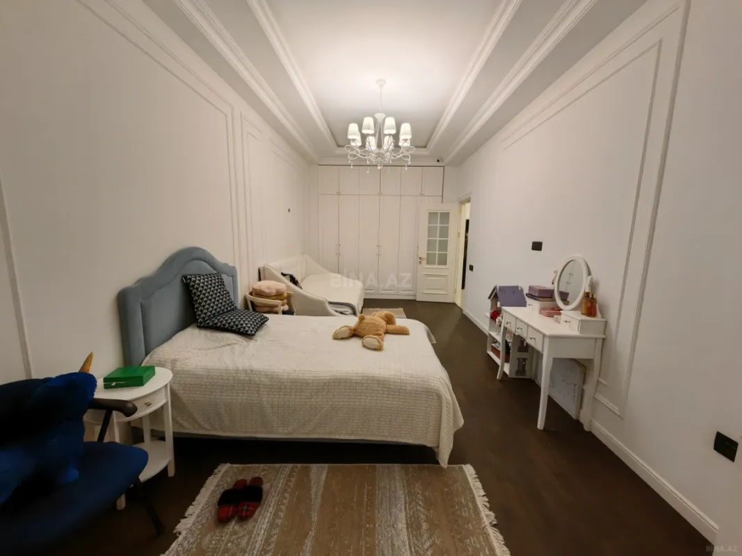 Satılır 4 otaqlı mənzil 200 m²