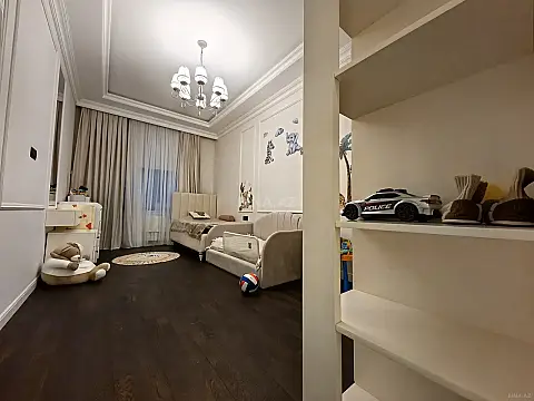 Satılır 4 otaqlı mənzil 200 m²