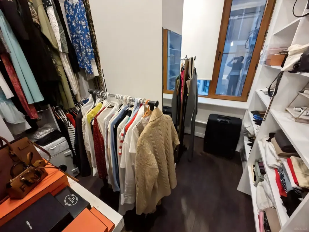 Satılır 4 otaqlı mənzil 200 m²