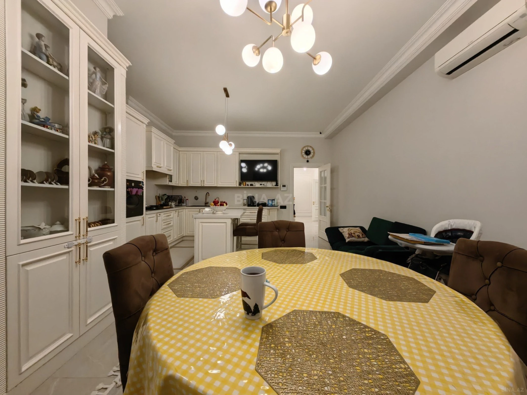Satılır 4 otaqlı mənzil 200 m²