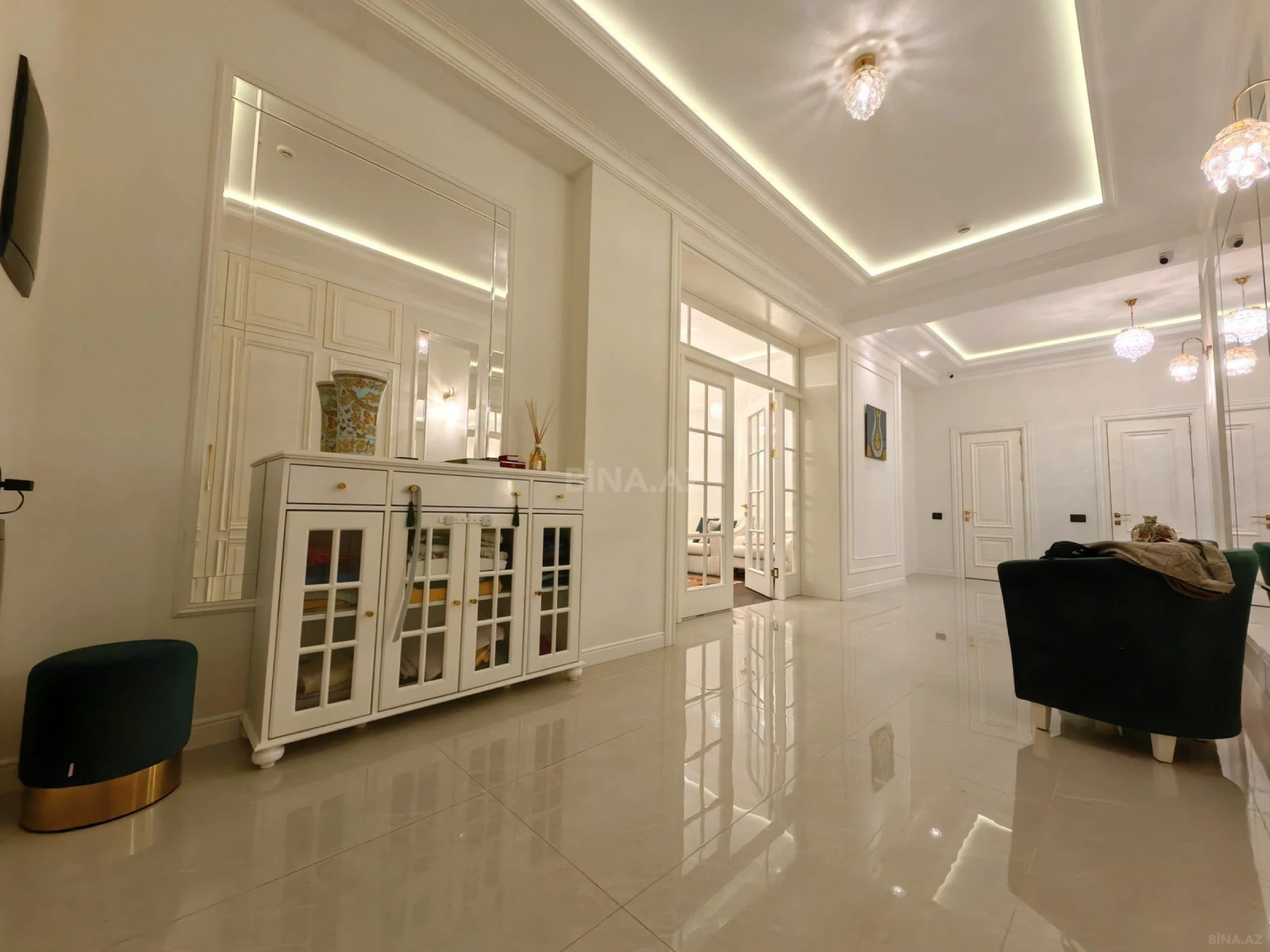 Satılır 4 otaqlı mənzil 200 m²