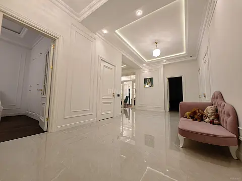 Satılır 4 otaqlı mənzil 200 m²