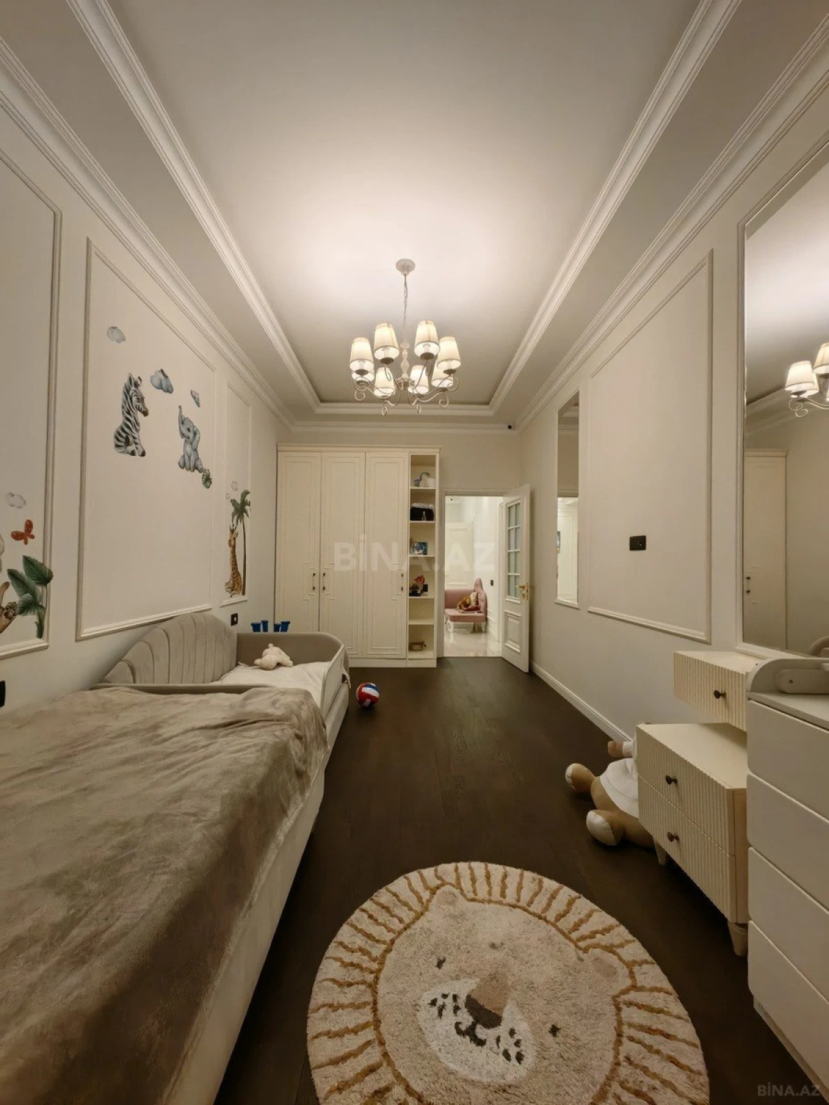 Satılır 4 otaqlı mənzil 200 m²