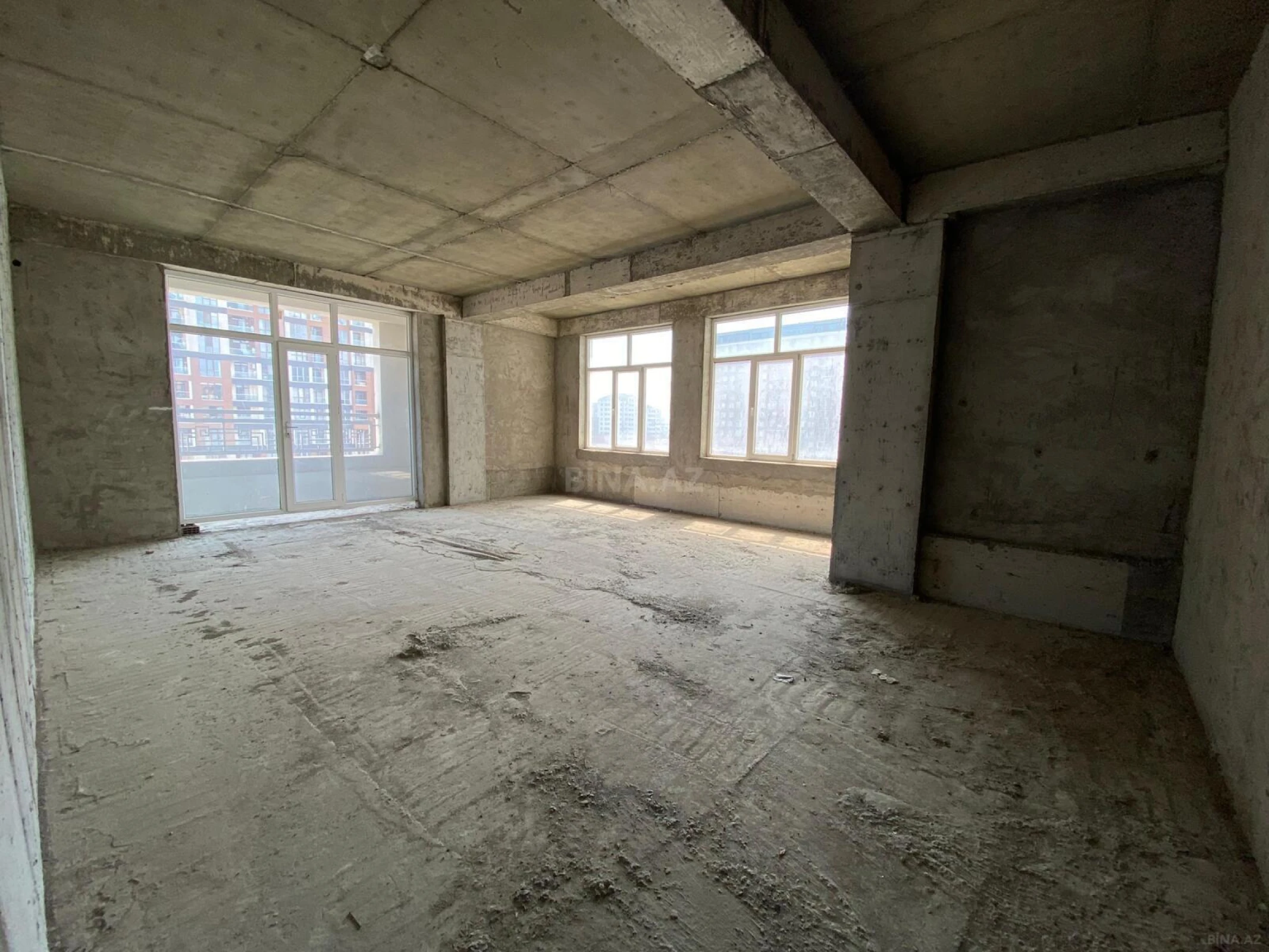 Satılır 5 otaqlı mənzil 272 m²