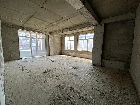 Satılır 5 otaqlı mənzil 272 m²