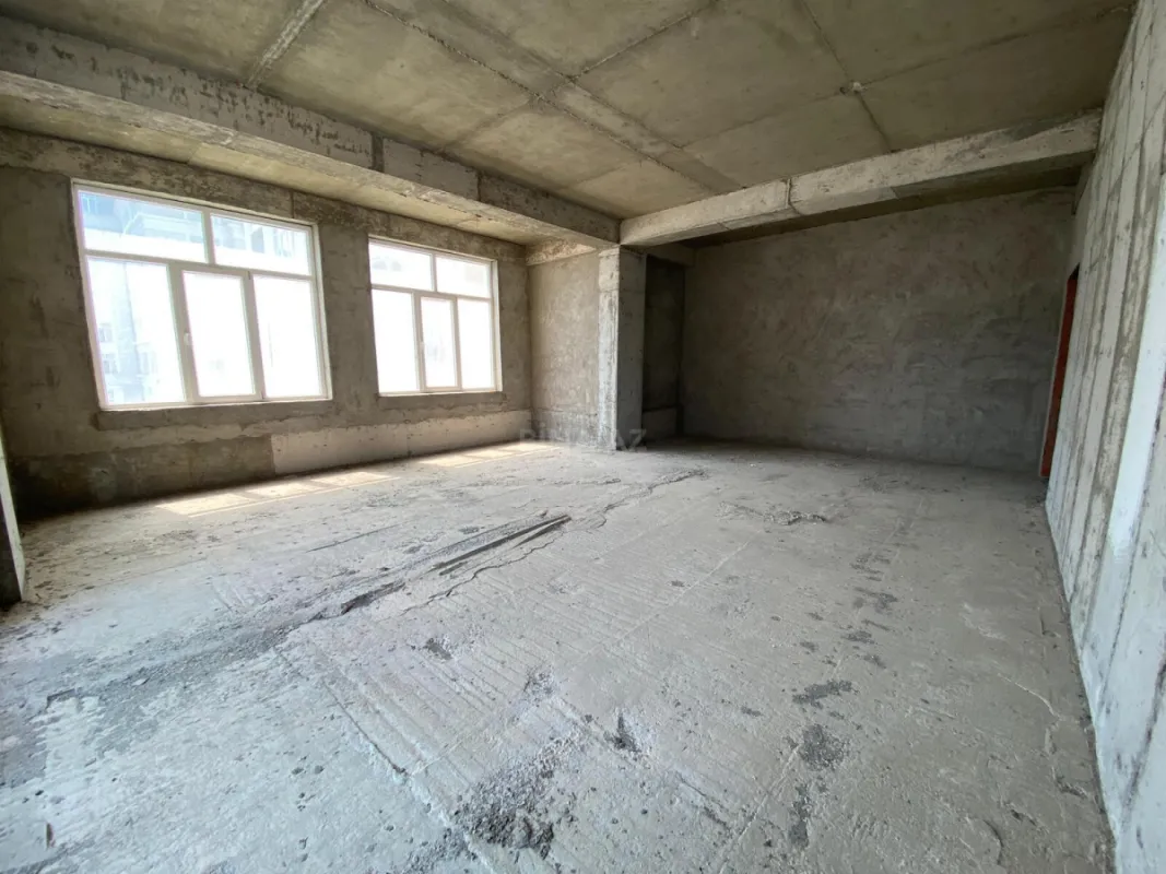 Satılır 5 otaqlı mənzil 272 m²