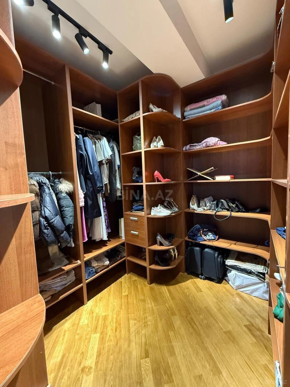 Satılır 3 otaqlı mənzil 150 m²