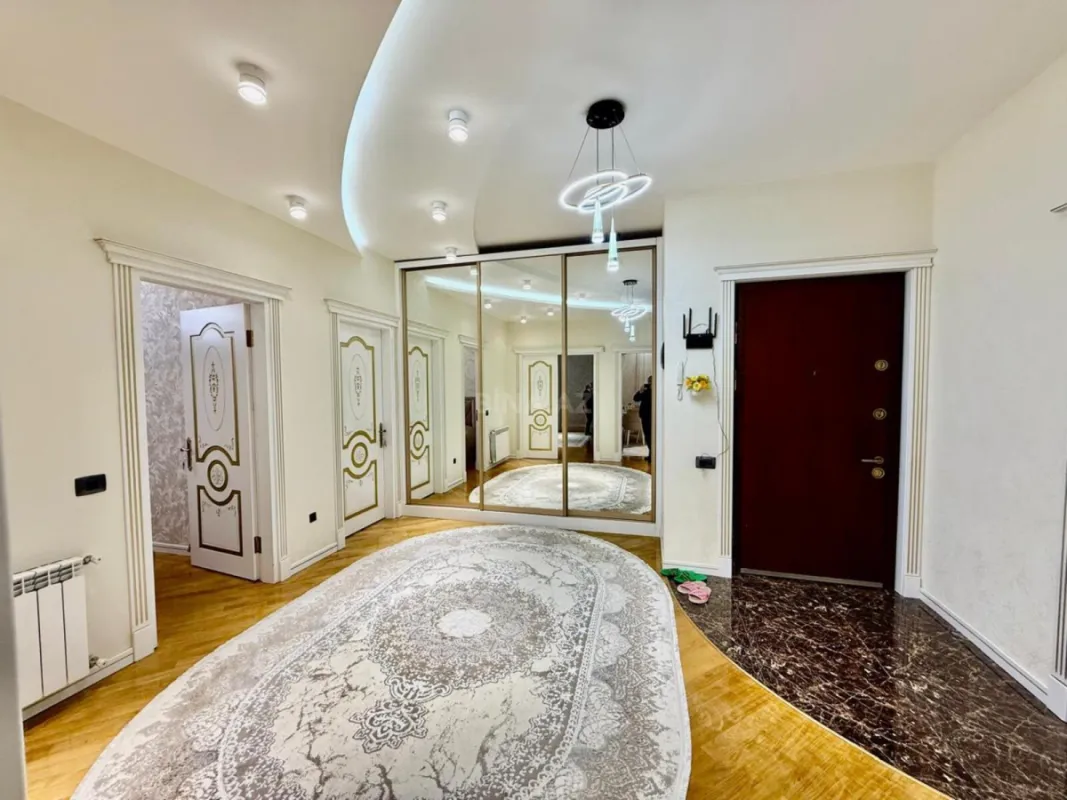 Satılır 3 otaqlı mənzil 150 m²