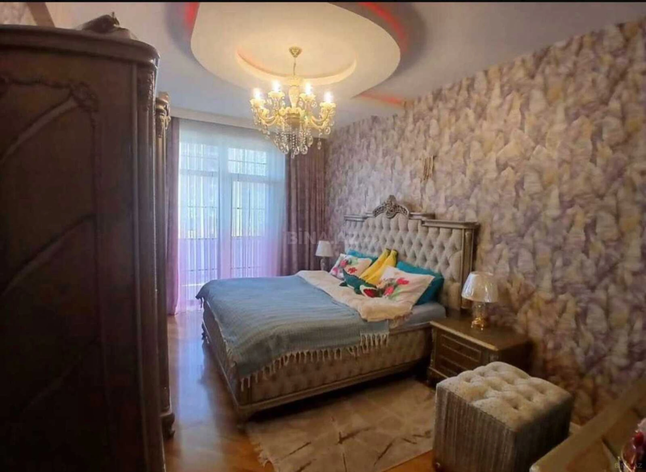 Satılır 4 otaqlı mənzil 180 m²