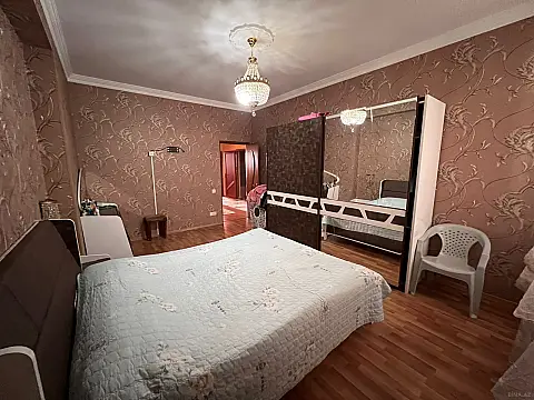Satılır 3 otaqlı mənzil 137 m²