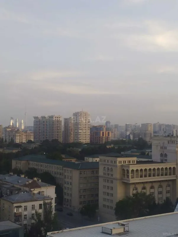 Satılır 4 otaqlı mənzil 164 m²