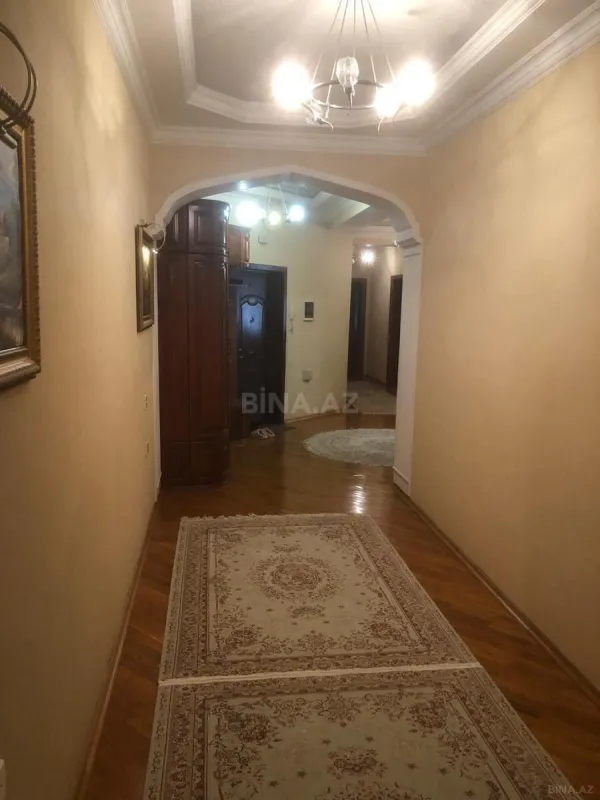 Satılır 4 otaqlı mənzil 198 m²