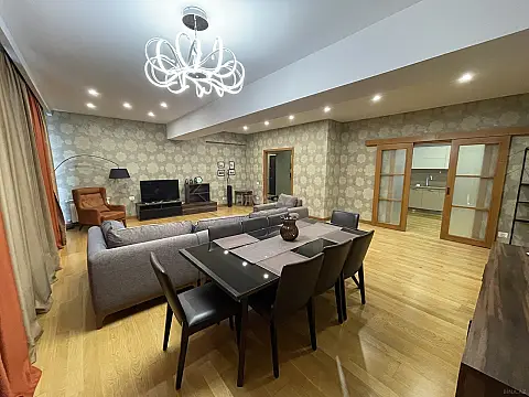 Kirayə verilir 3 otaqlı mənzil 181 m²