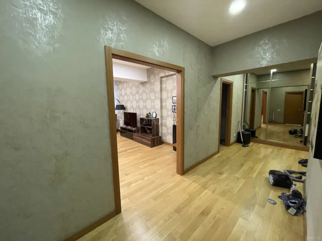 Kirayə verilir 3 otaqlı mənzil 181 m²