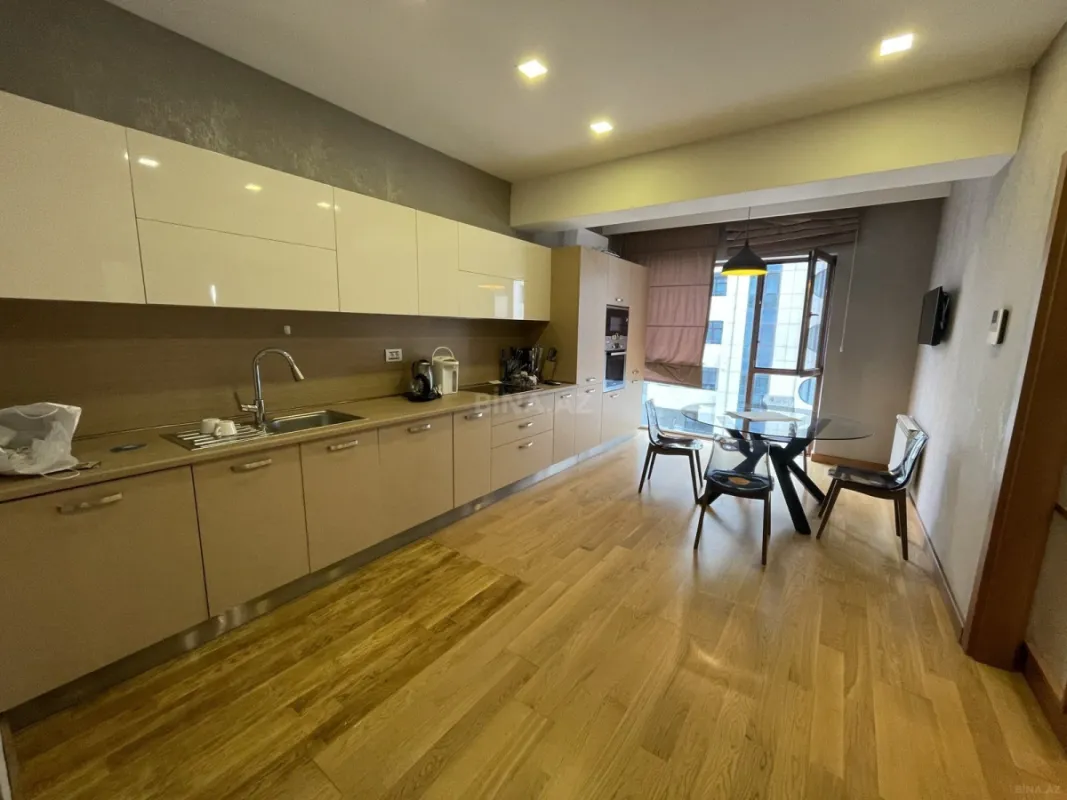 Kirayə verilir 3 otaqlı mənzil 181 m²