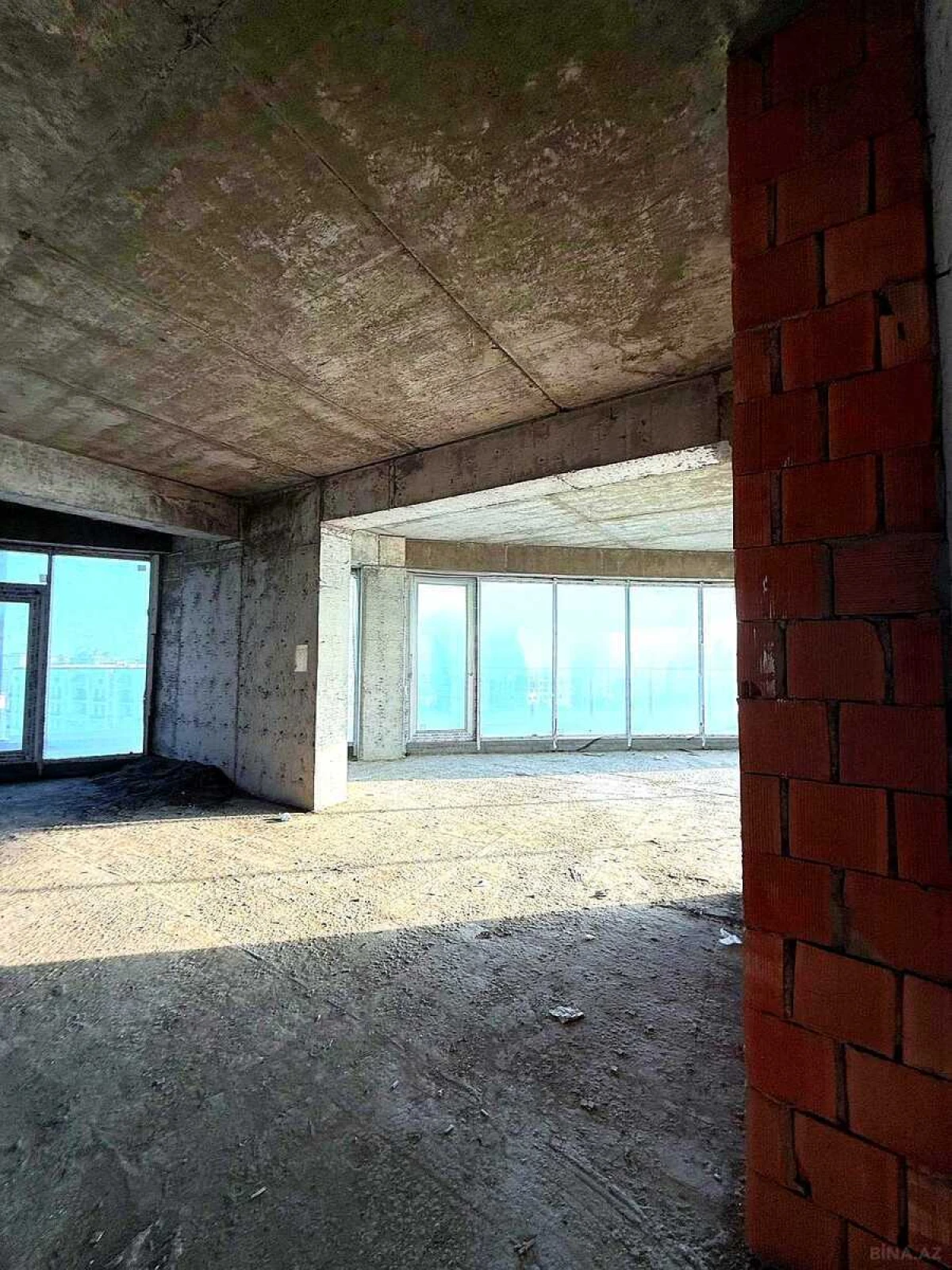 Satılır 4 otaqlı mənzil 240.5 m²