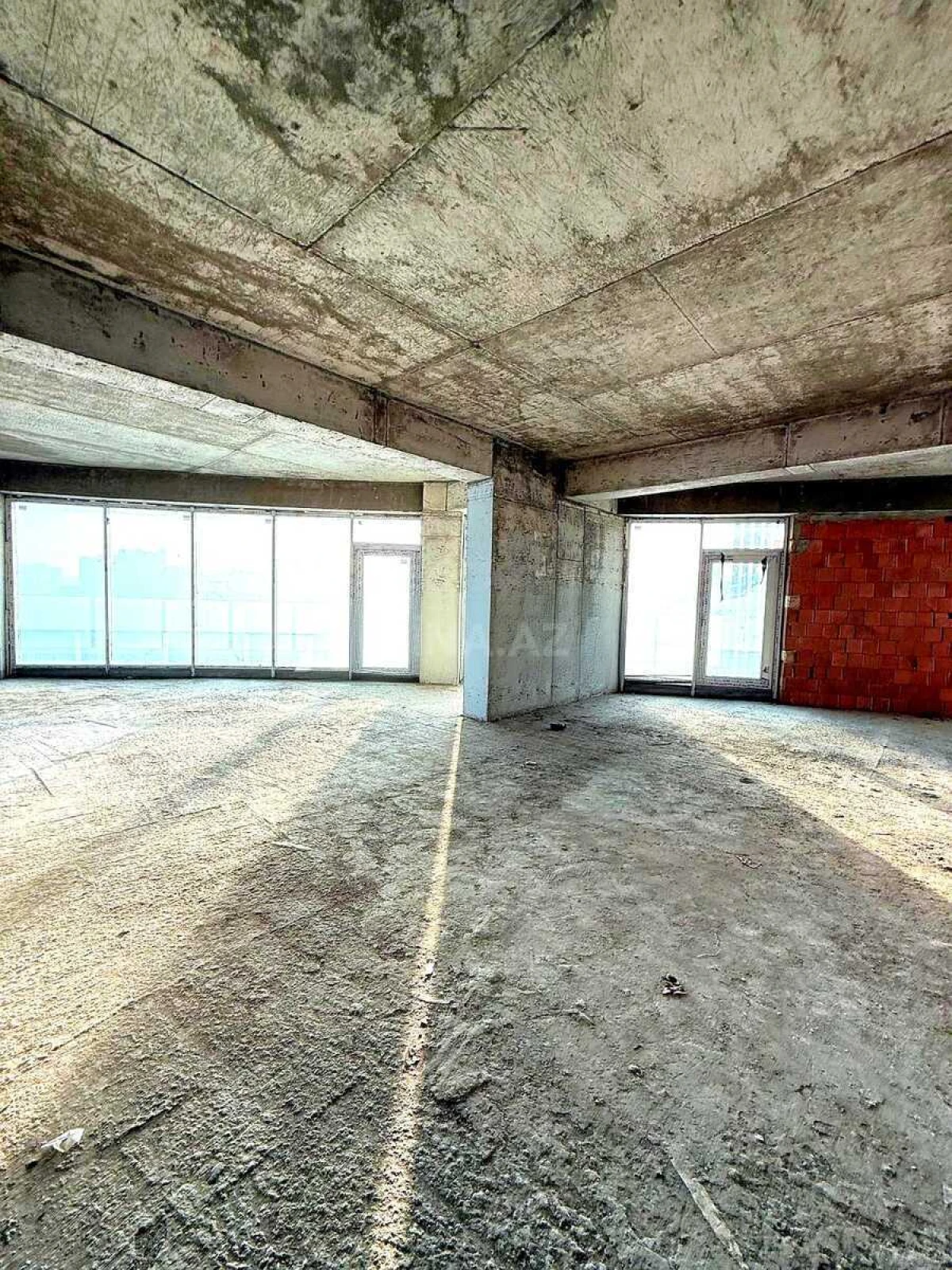 Satılır 4 otaqlı mənzil 240.5 m²