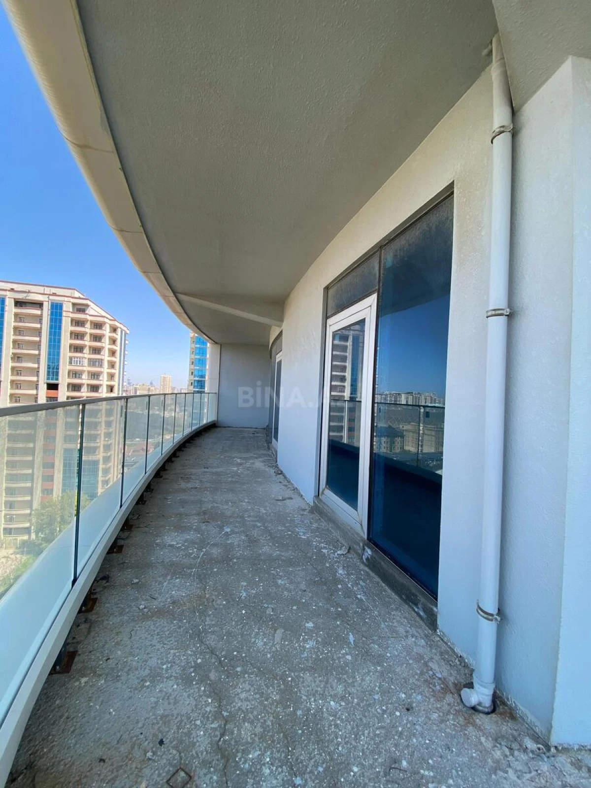 Satılır 4 otaqlı mənzil 240.5 m²