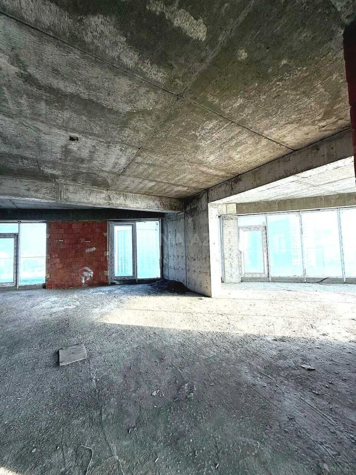 Satılır 4 otaqlı mənzil 240.5 m²