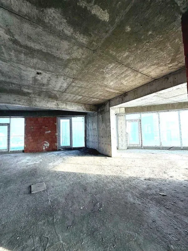 Satılır 4 otaqlı mənzil 240.5 m²