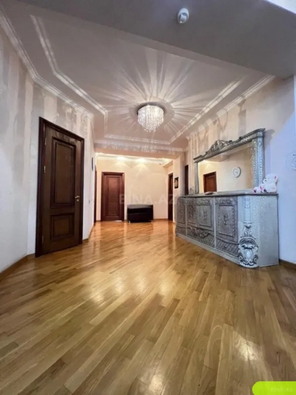 Satılır 4 otaqlı mənzil 214 m²