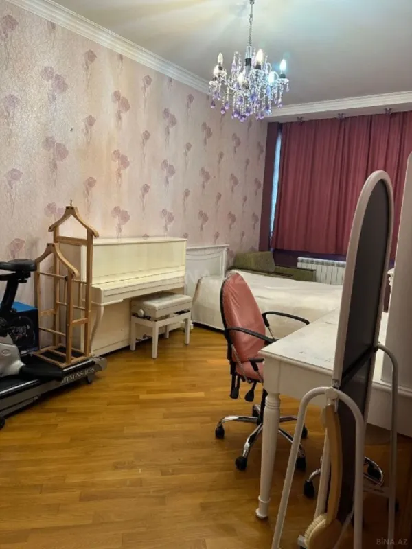 Satılır 4 otaqlı mənzil 214 m²