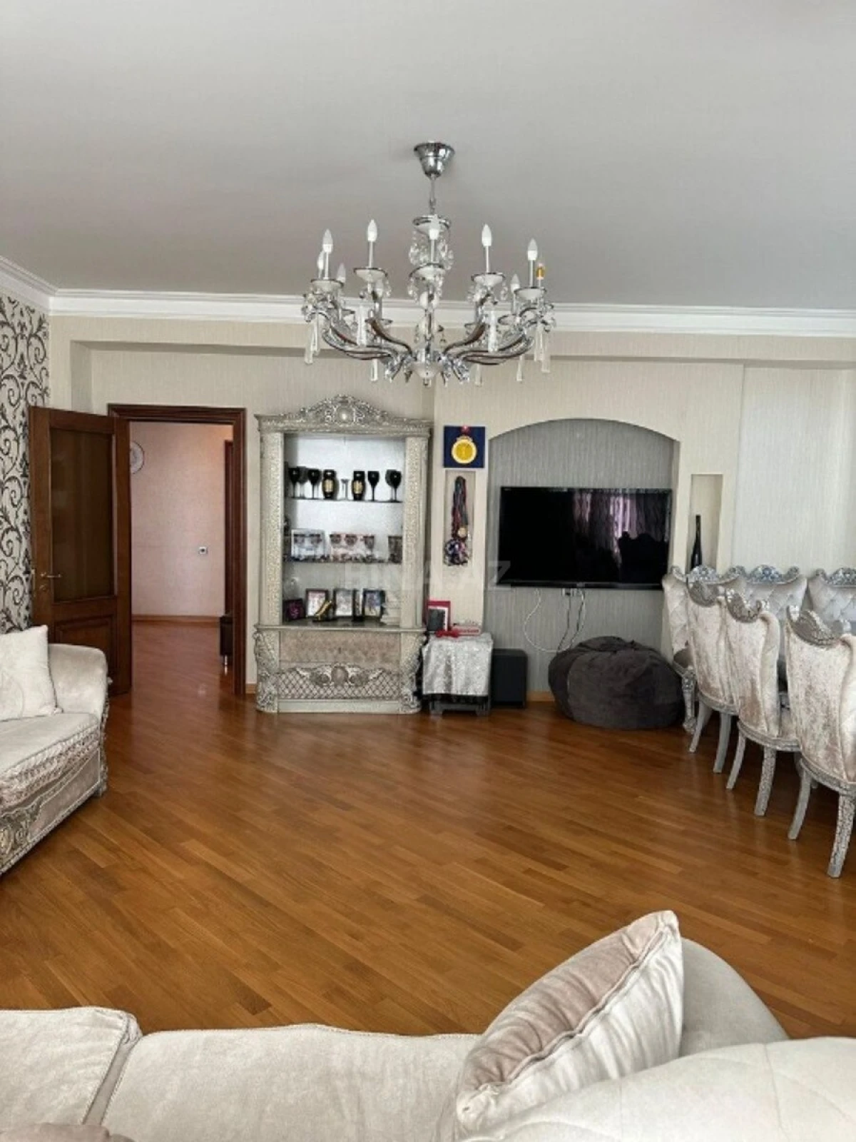 Satılır 4 otaqlı mənzil 214 m²