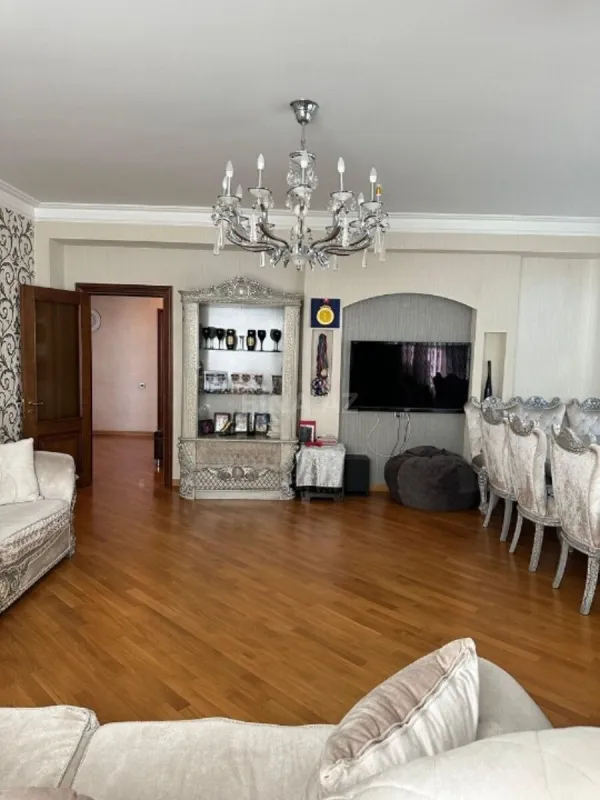 Satılır 4 otaqlı mənzil 214 m²