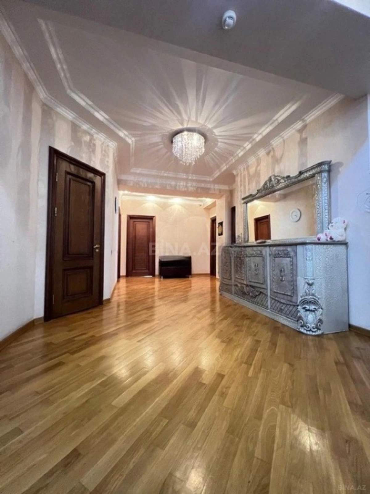 Satılır 4 otaqlı mənzil 214 m²