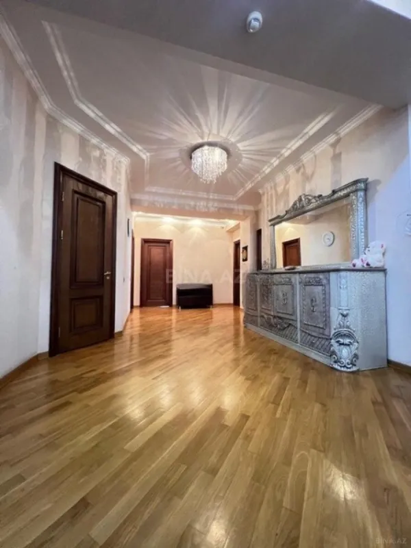 Satılır 4 otaqlı mənzil 214 m²