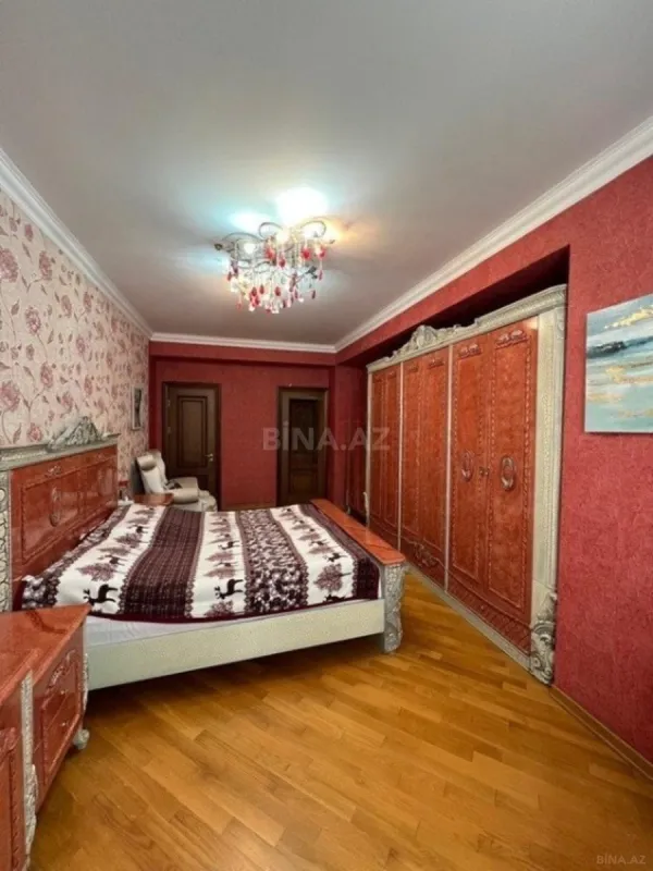 Satılır 4 otaqlı mənzil 214 m²