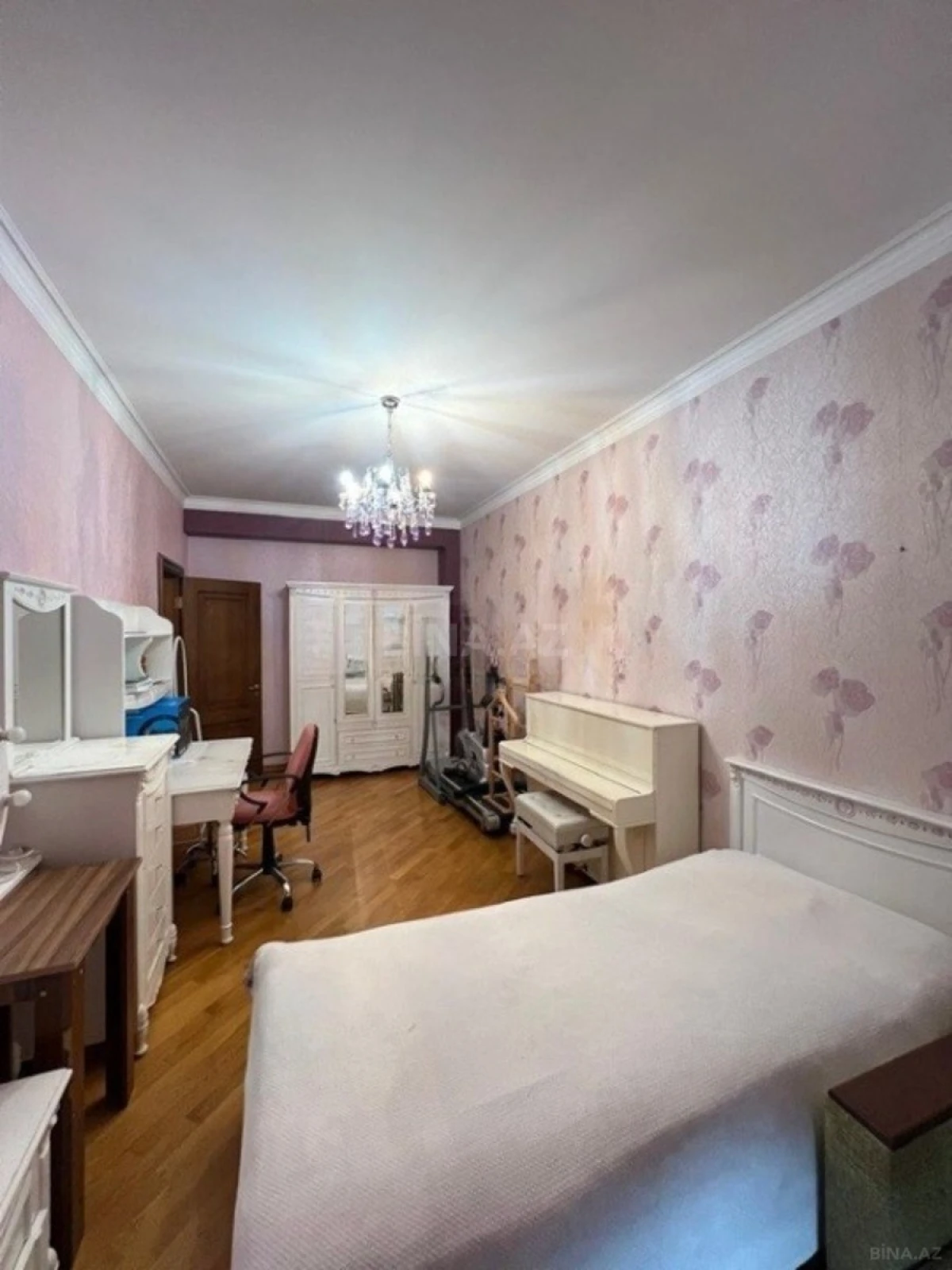 Satılır 4 otaqlı mənzil 214 m²