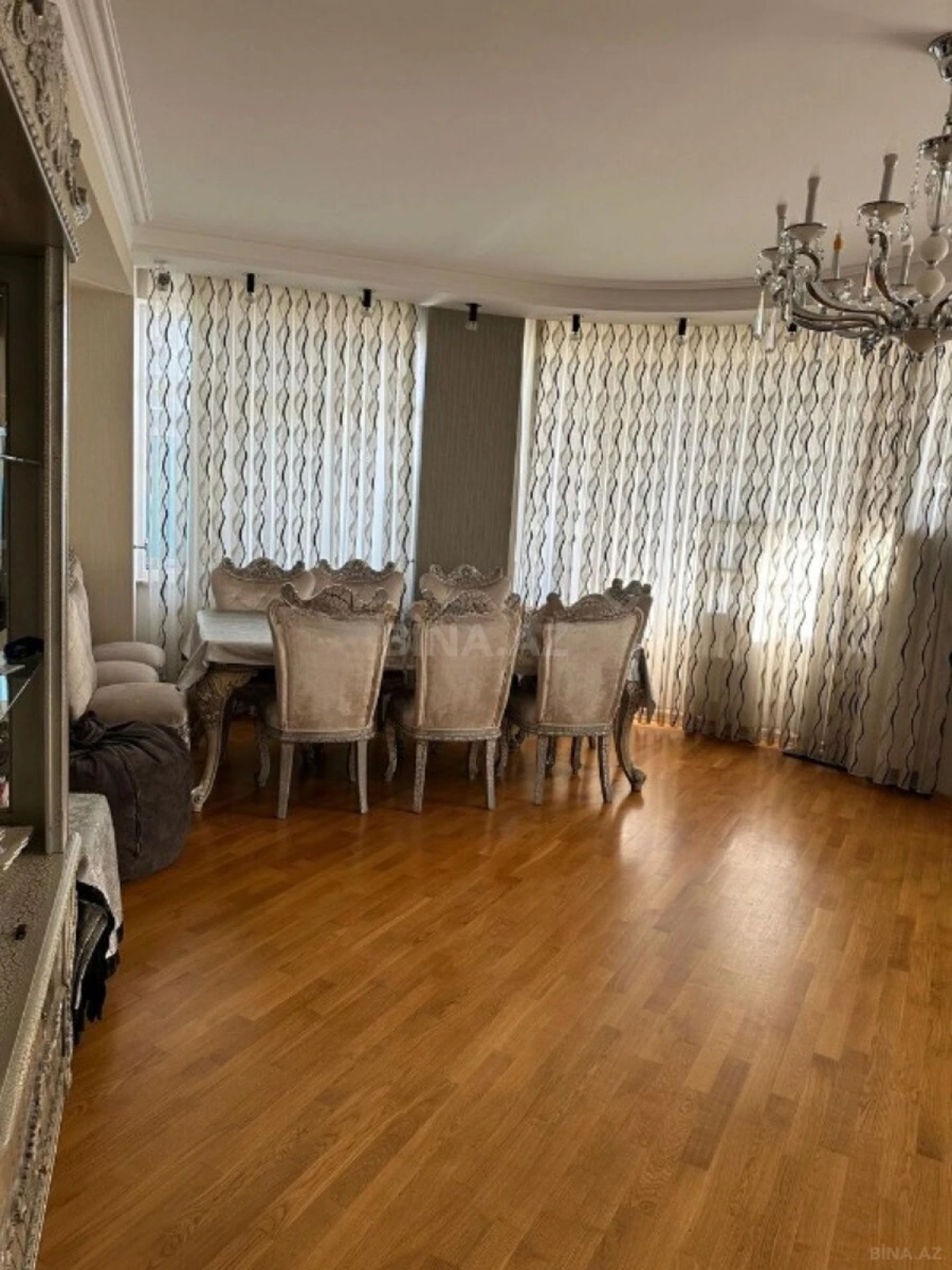 Satılır 4 otaqlı mənzil 214 m²