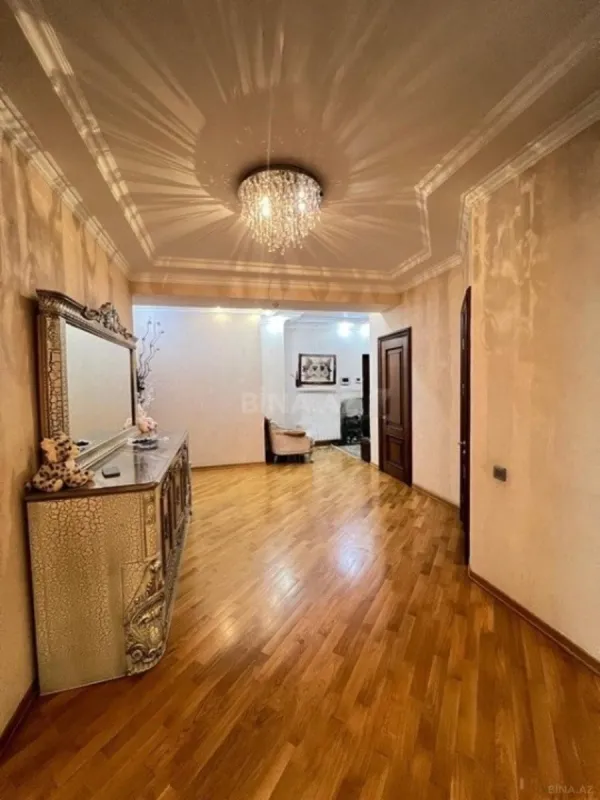 Satılır 4 otaqlı mənzil 214 m²