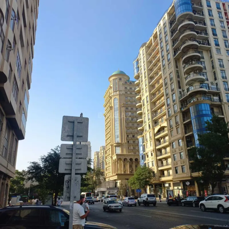 Satılır 4 otaqlı mənzil 214 m²