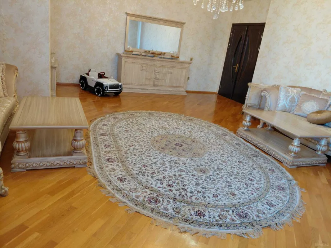 Satılır 3 otaqlı mənzil 178 m²